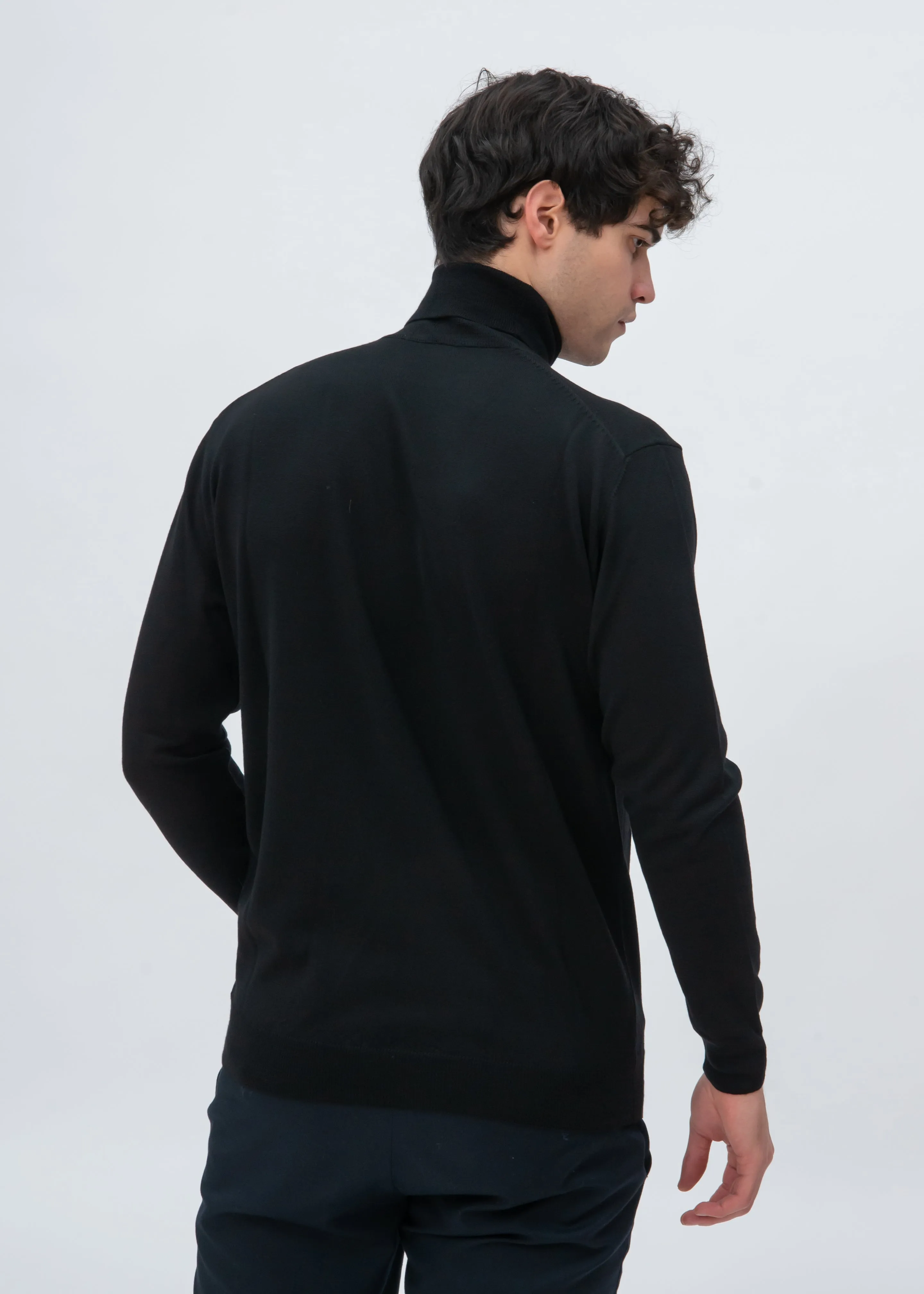 CLASSIC MERINO TURTLENECK SWEATER