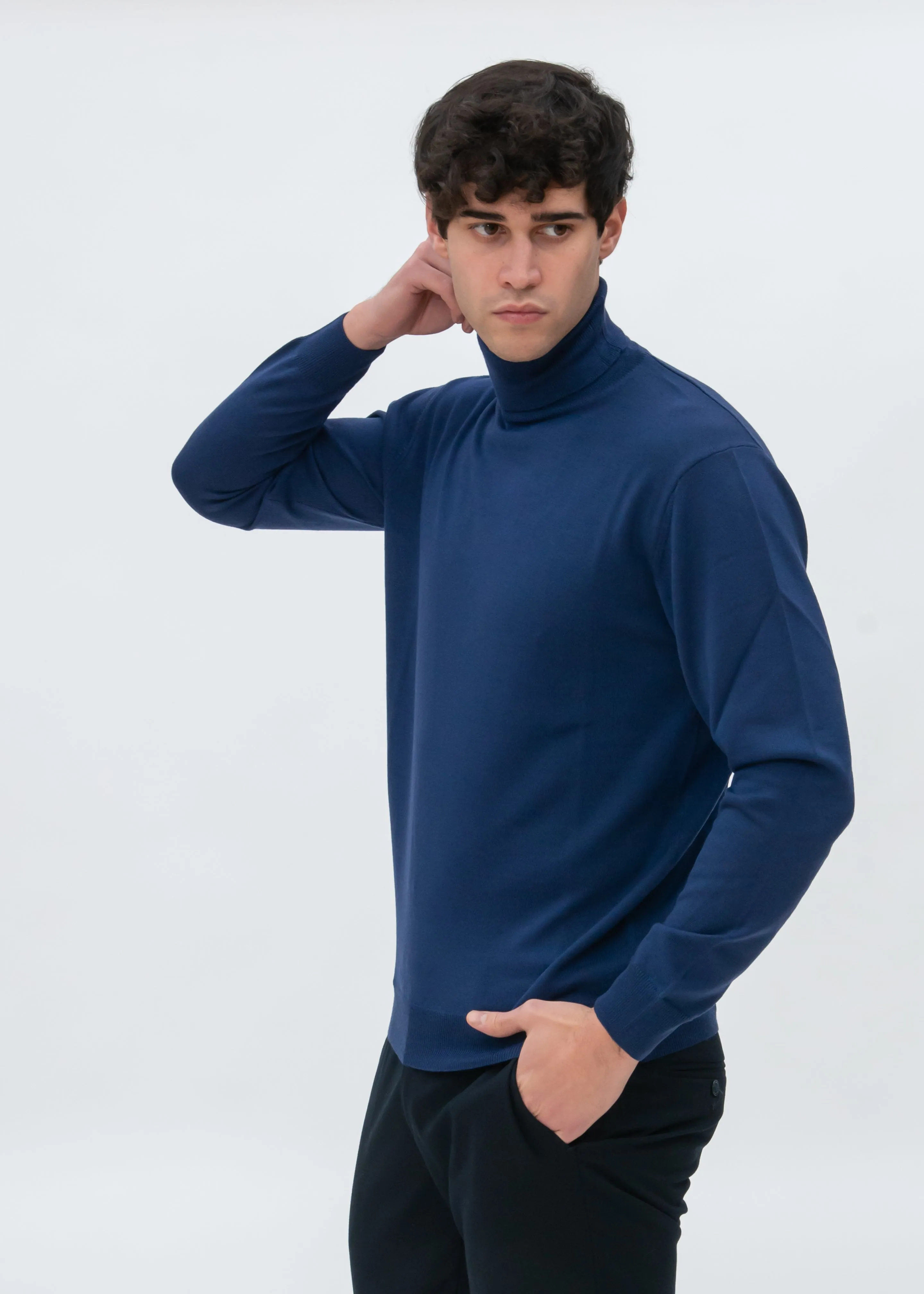 CLASSIC MERINO TURTLENECK SWEATER