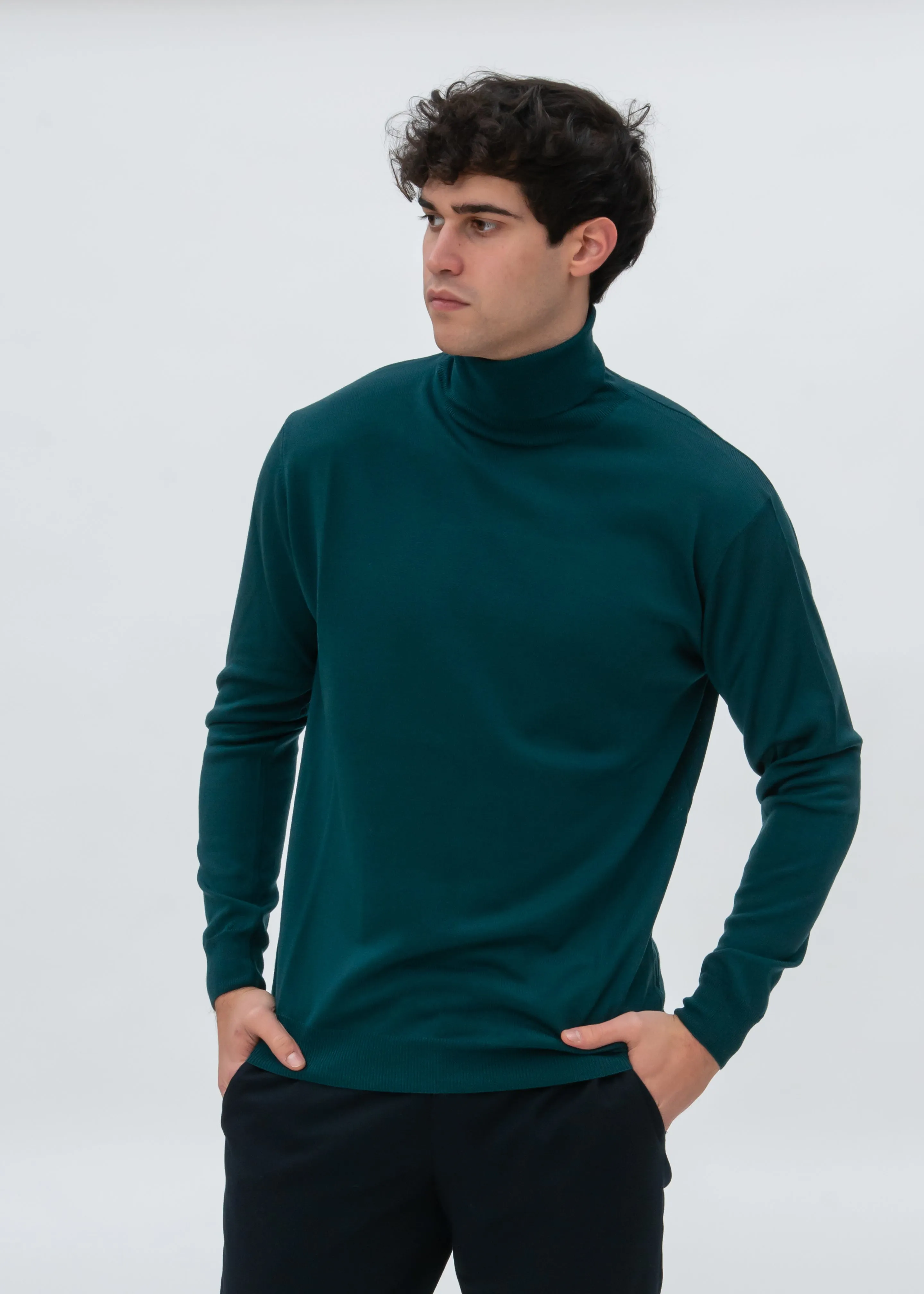 CLASSIC MERINO TURTLENECK SWEATER