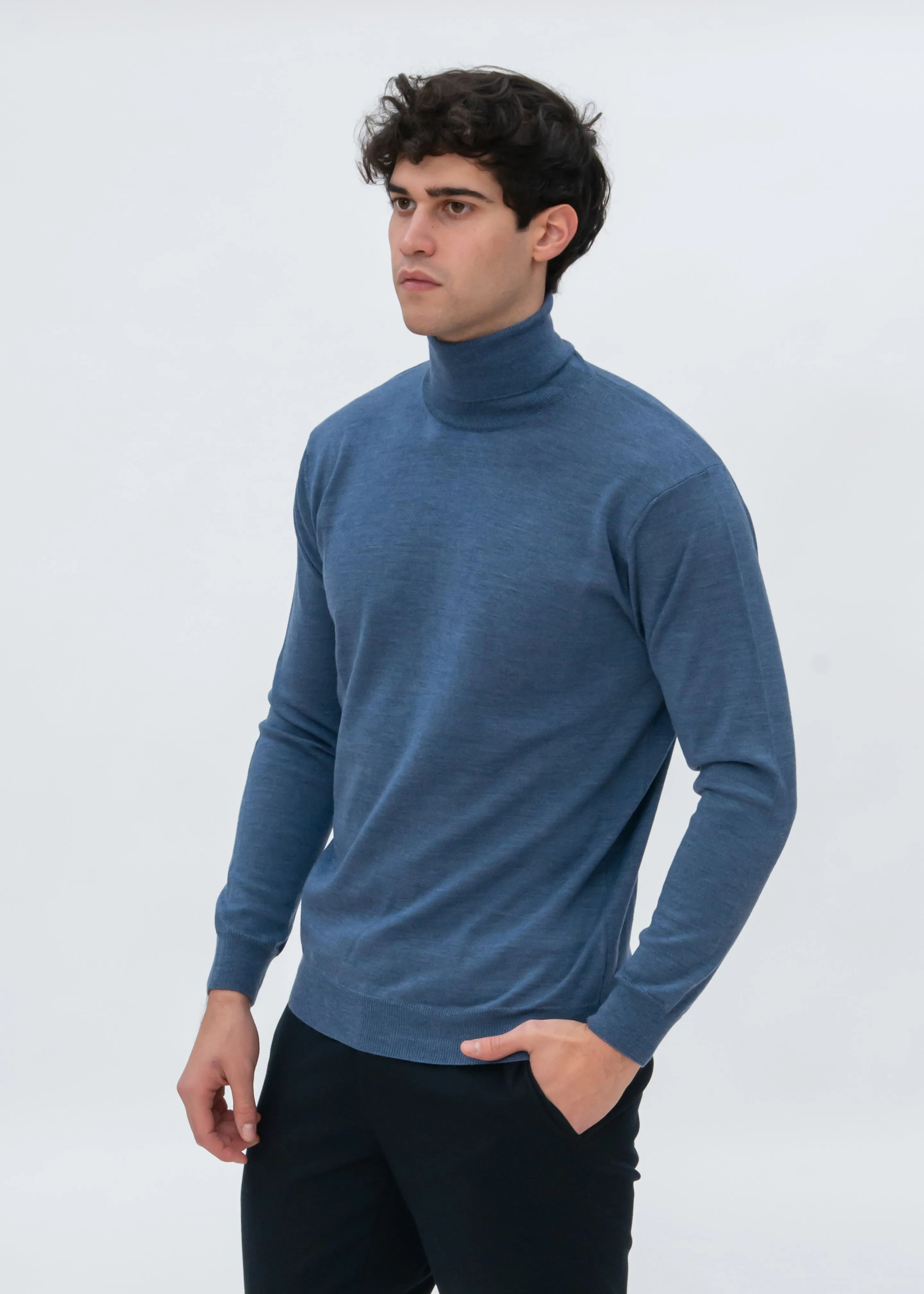 CLASSIC MERINO TURTLENECK SWEATER