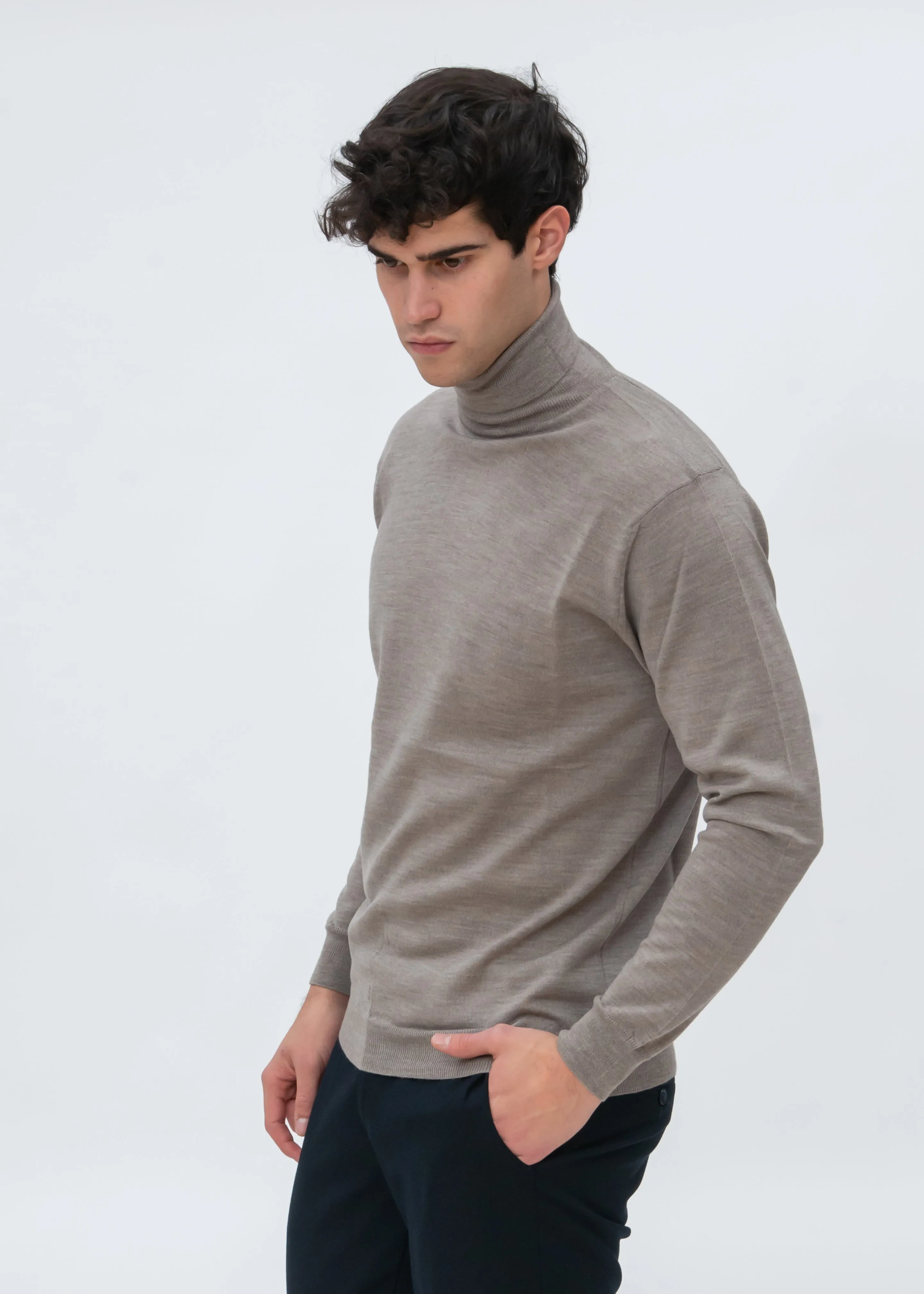 CLASSIC MERINO TURTLENECK SWEATER