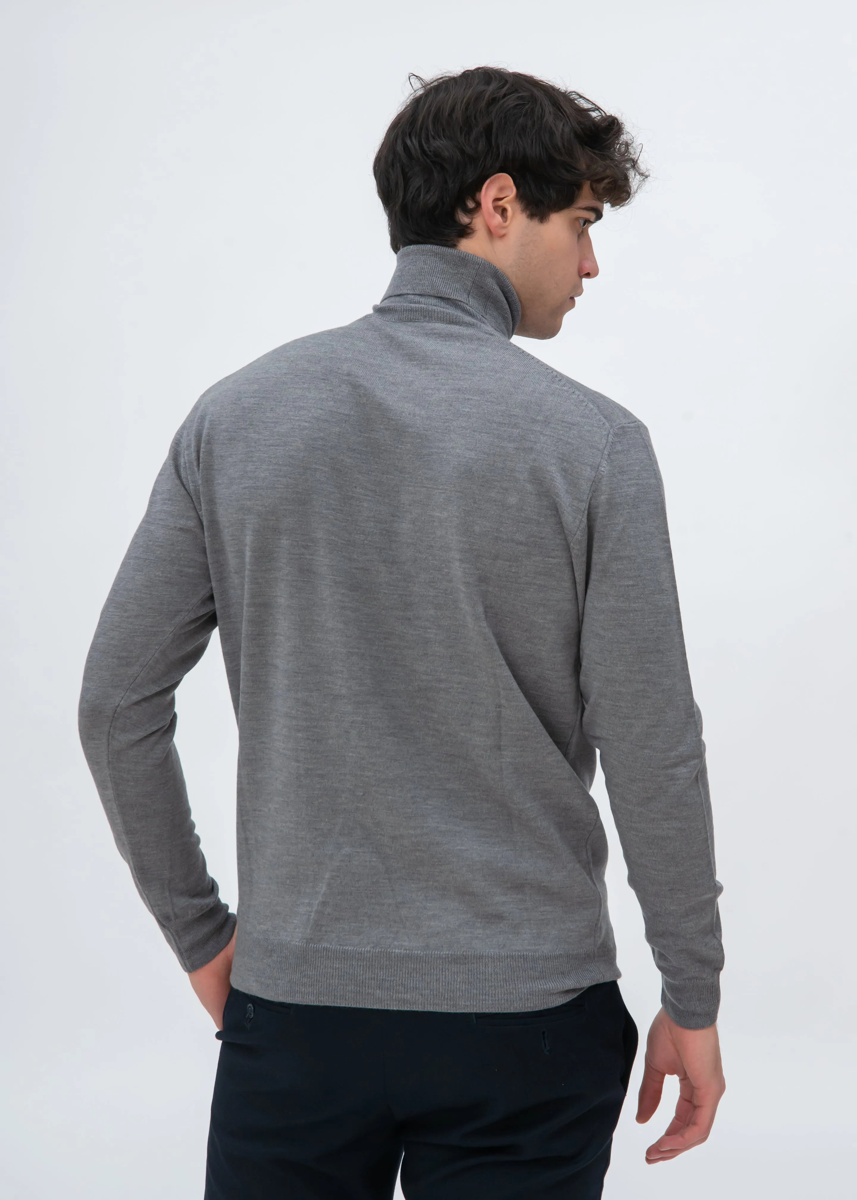 CLASSIC MERINO TURTLENECK SWEATER