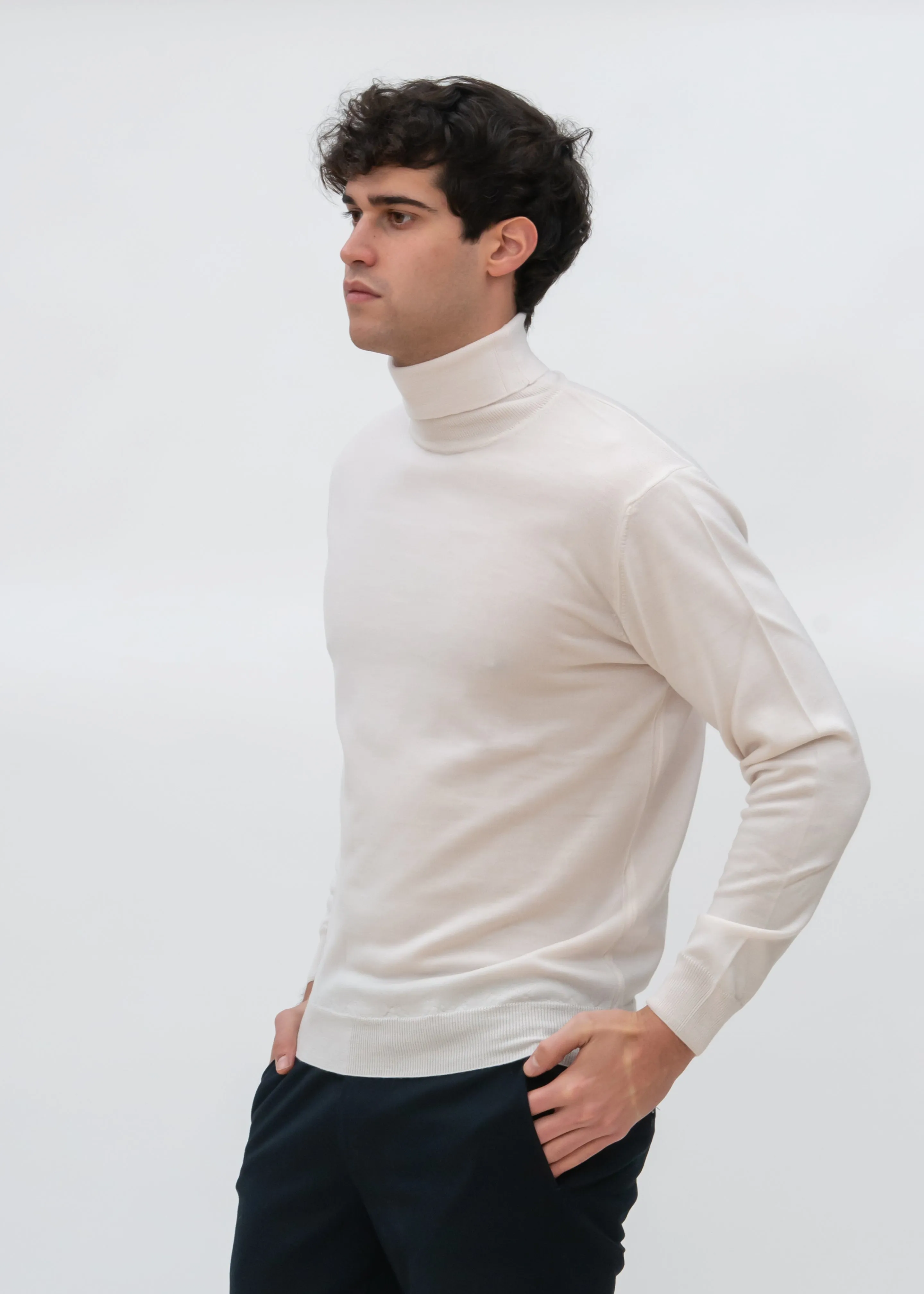 CLASSIC MERINO TURTLENECK SWEATER