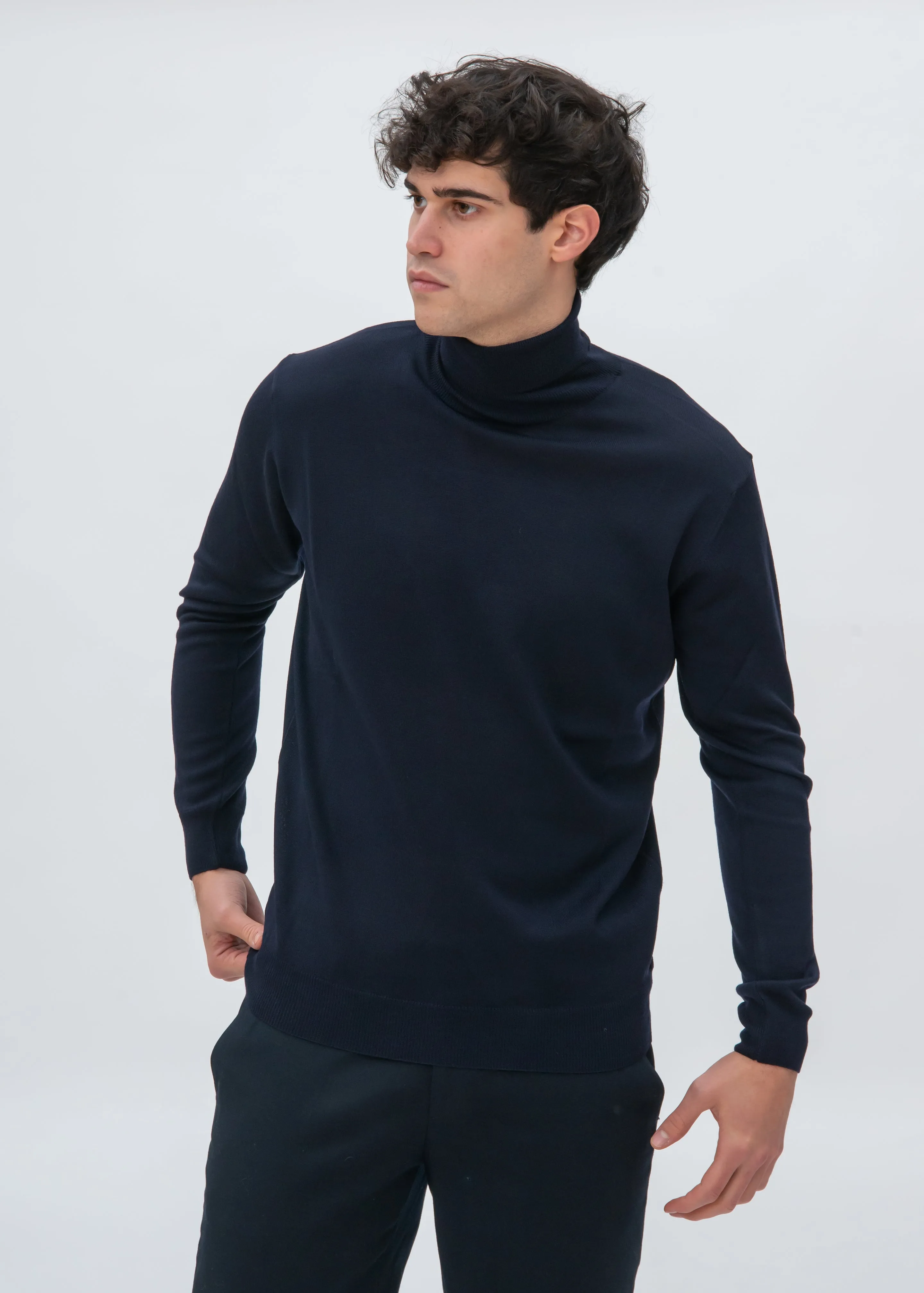 CLASSIC MERINO TURTLENECK SWEATER