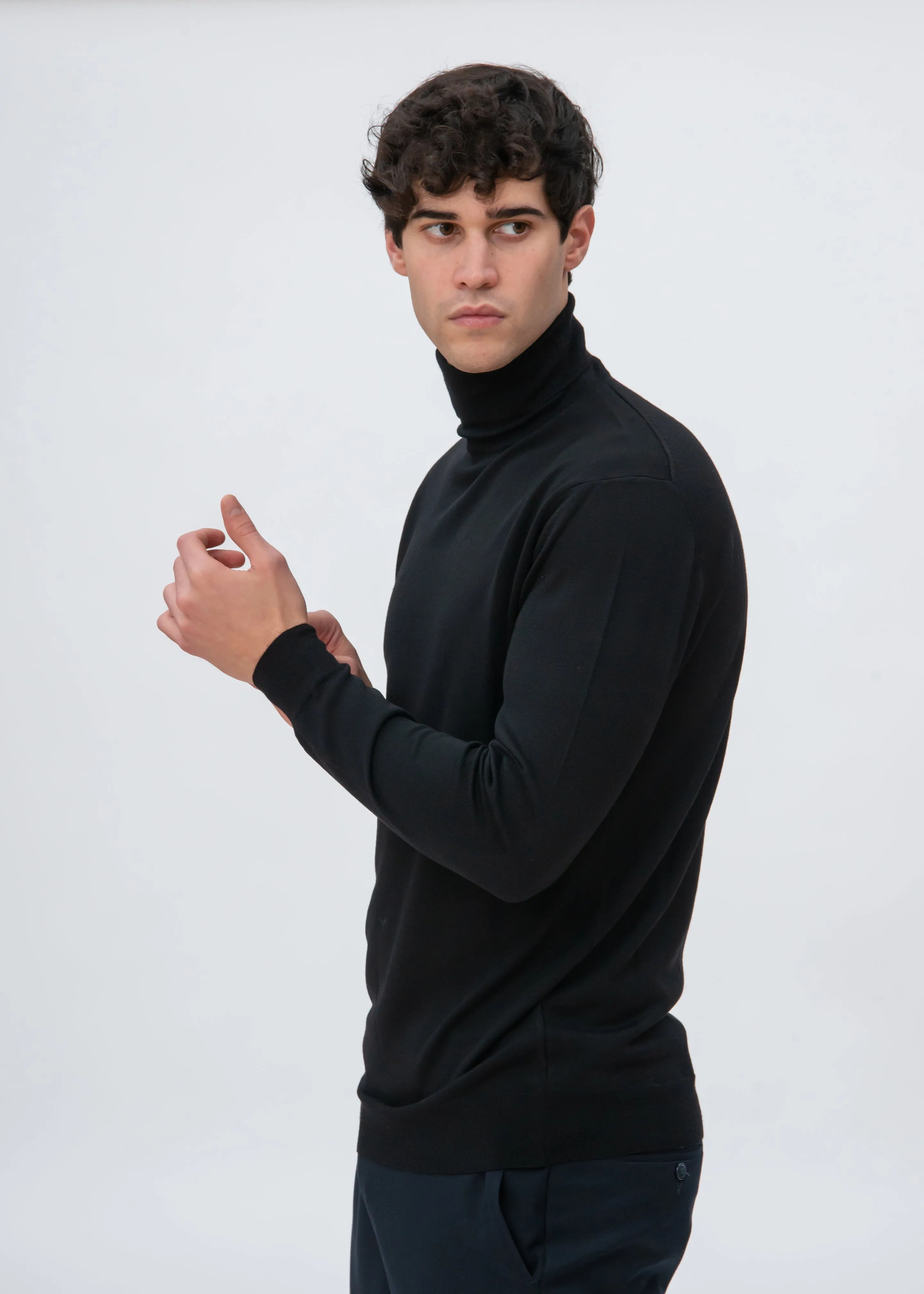 CLASSIC MERINO TURTLENECK SWEATER