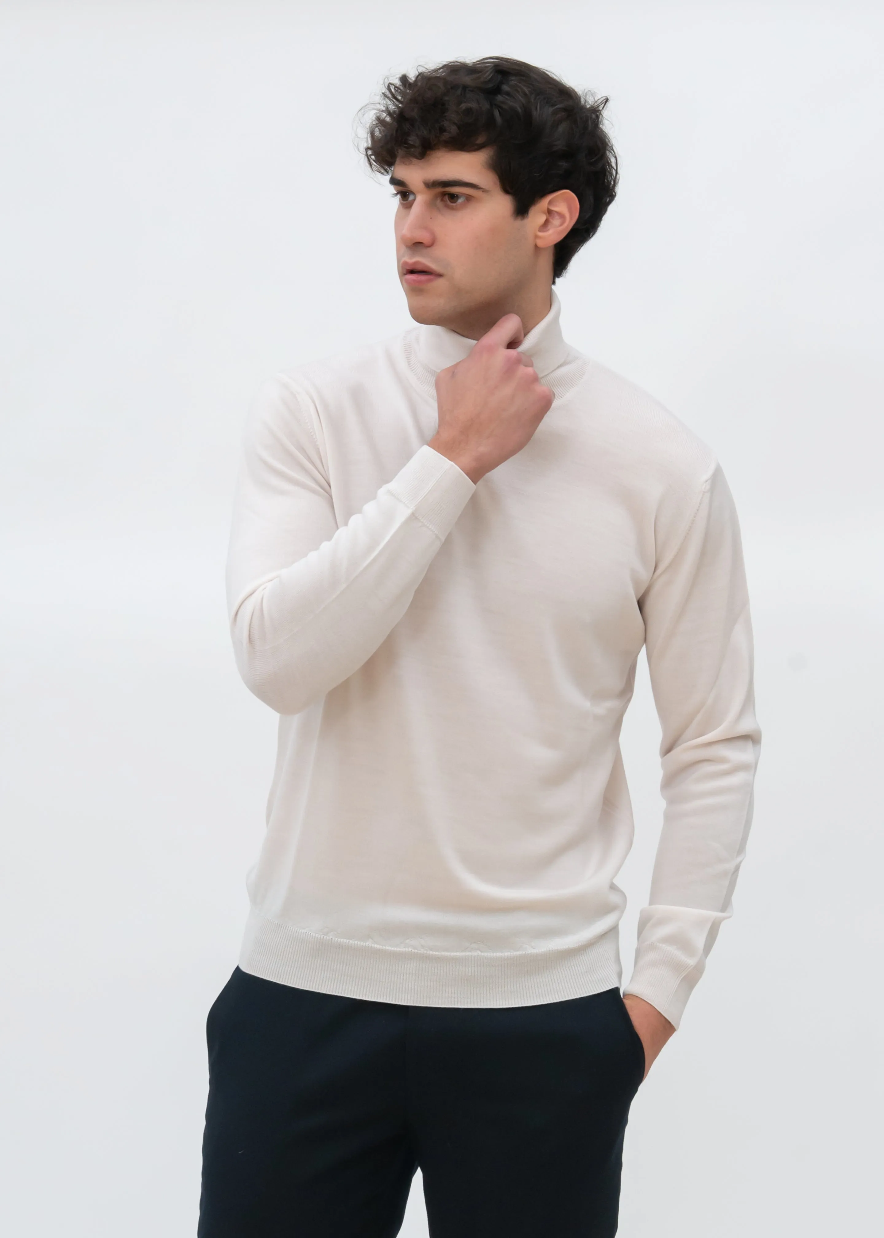 CLASSIC MERINO TURTLENECK SWEATER