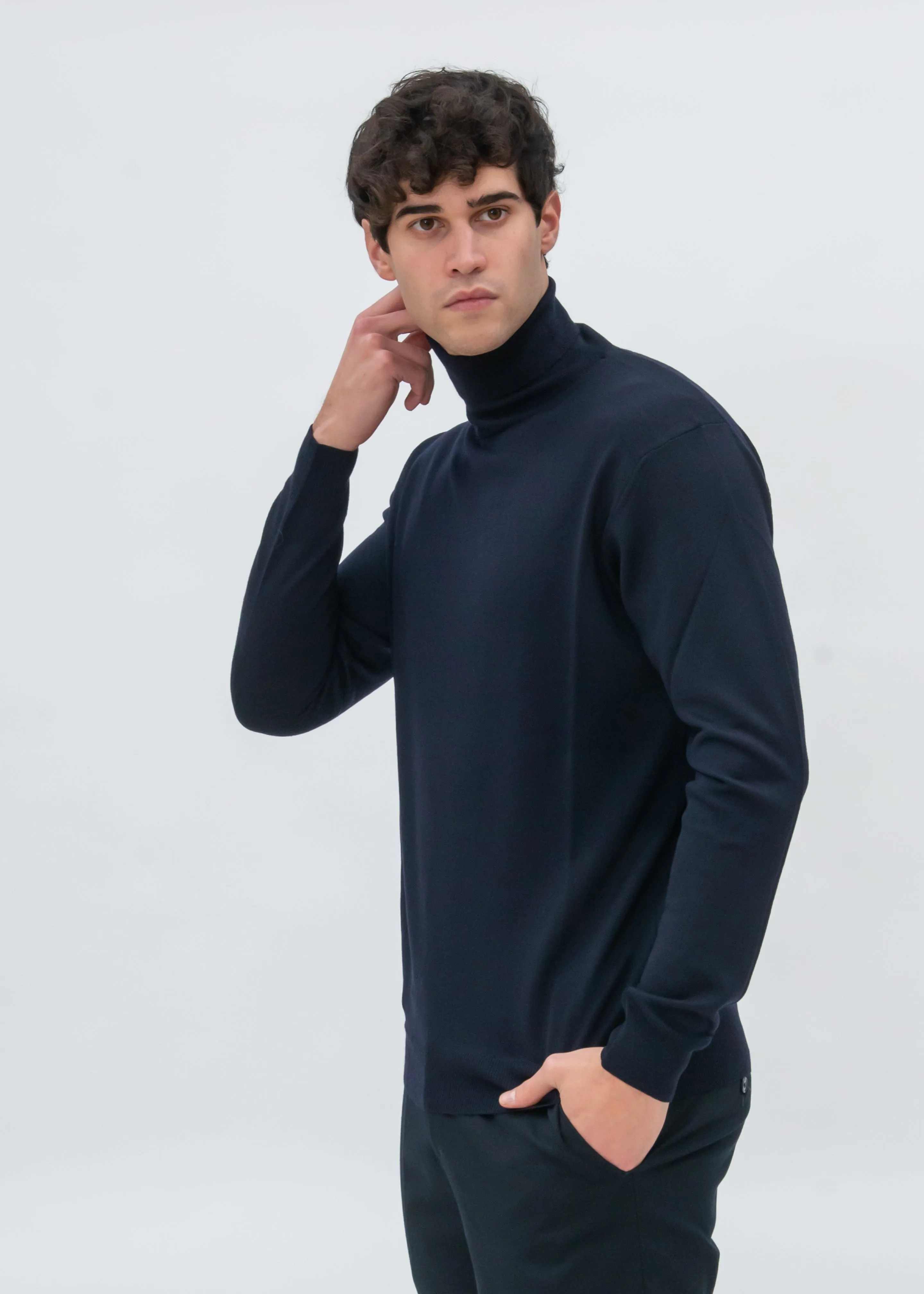 CLASSIC MERINO TURTLENECK SWEATER