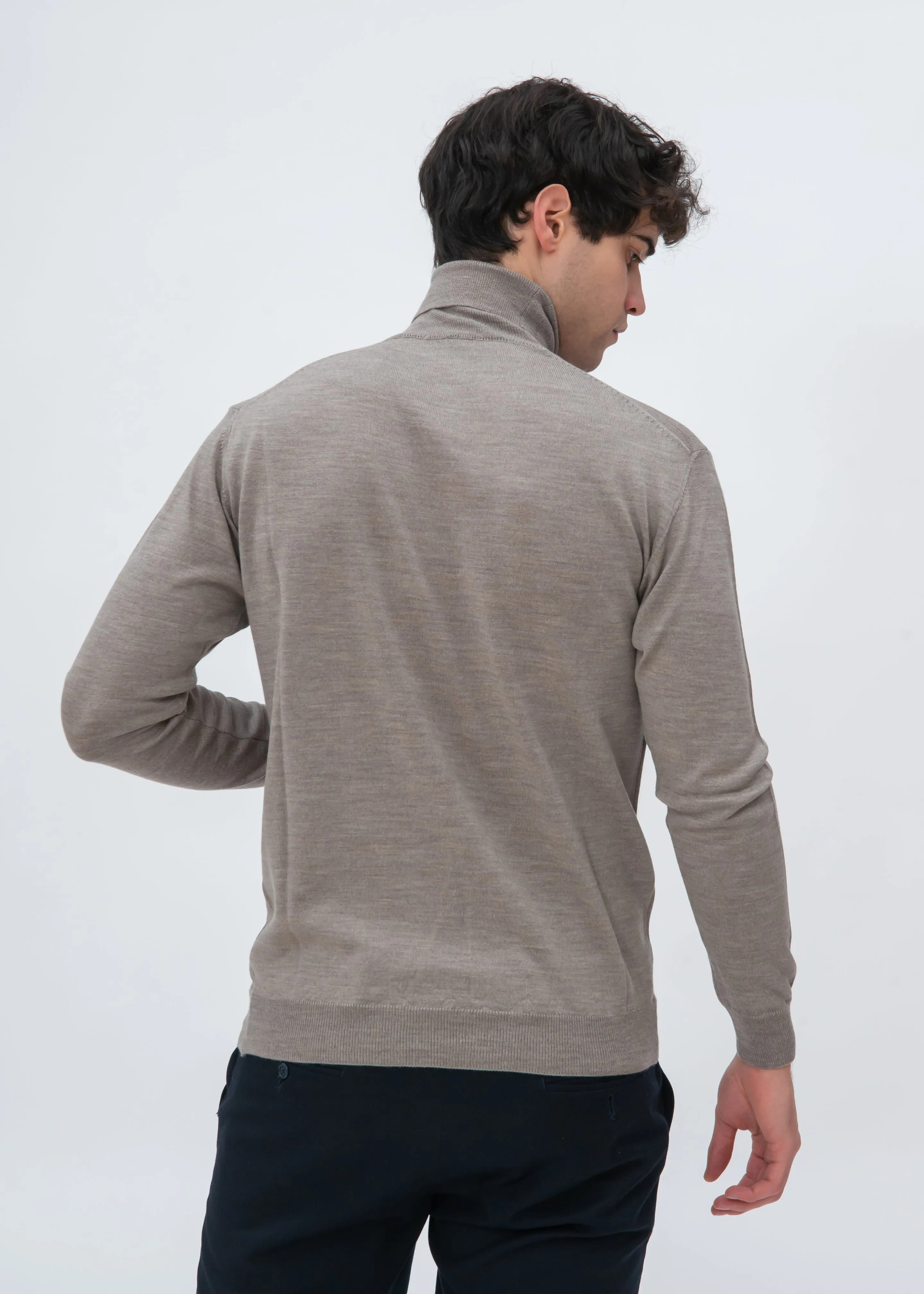 CLASSIC MERINO TURTLENECK SWEATER
