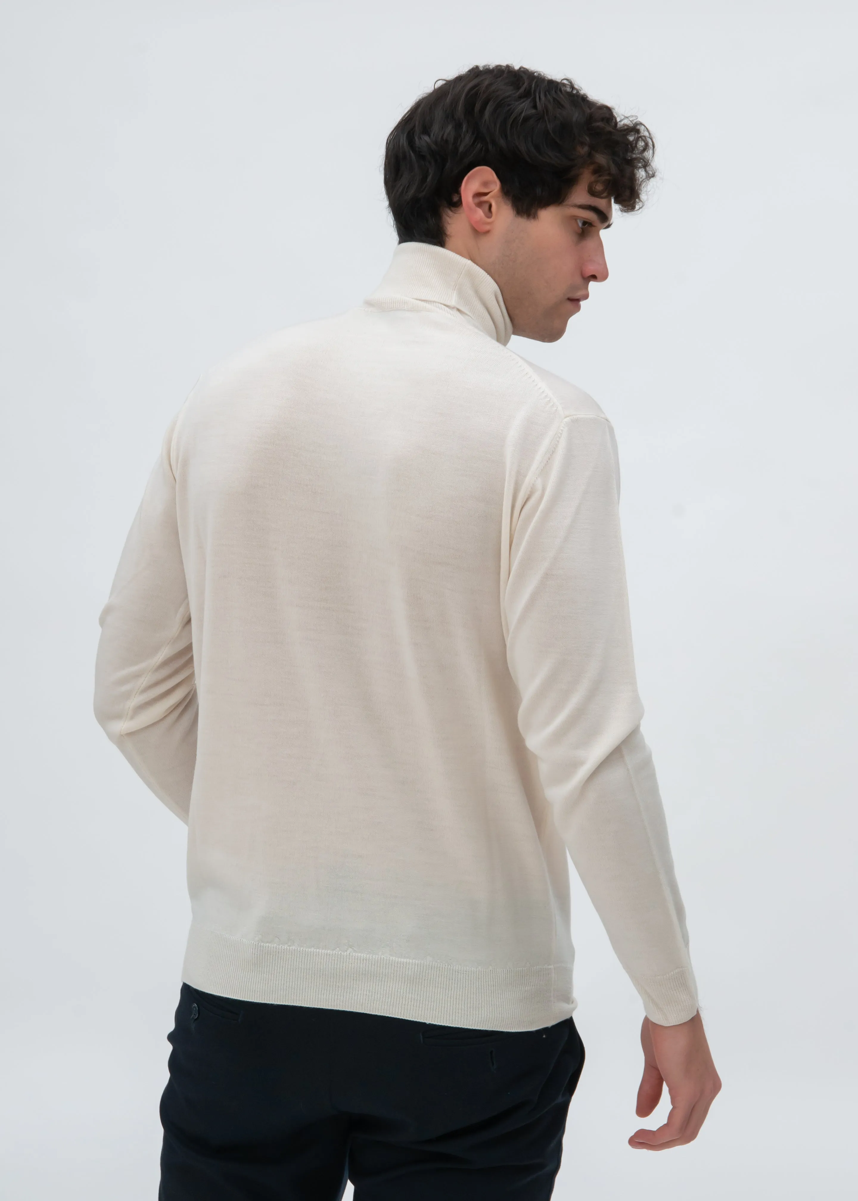CLASSIC MERINO TURTLENECK SWEATER