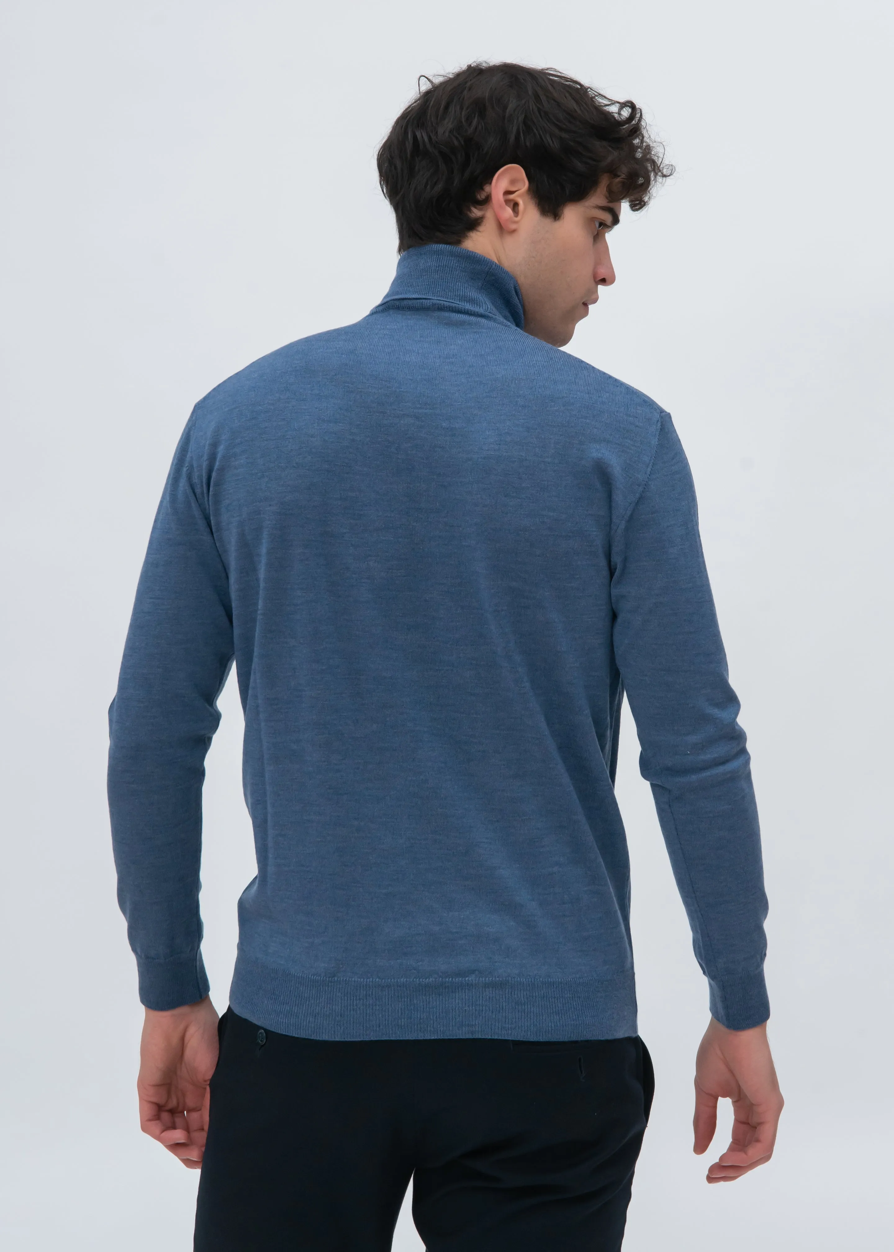 CLASSIC MERINO TURTLENECK SWEATER