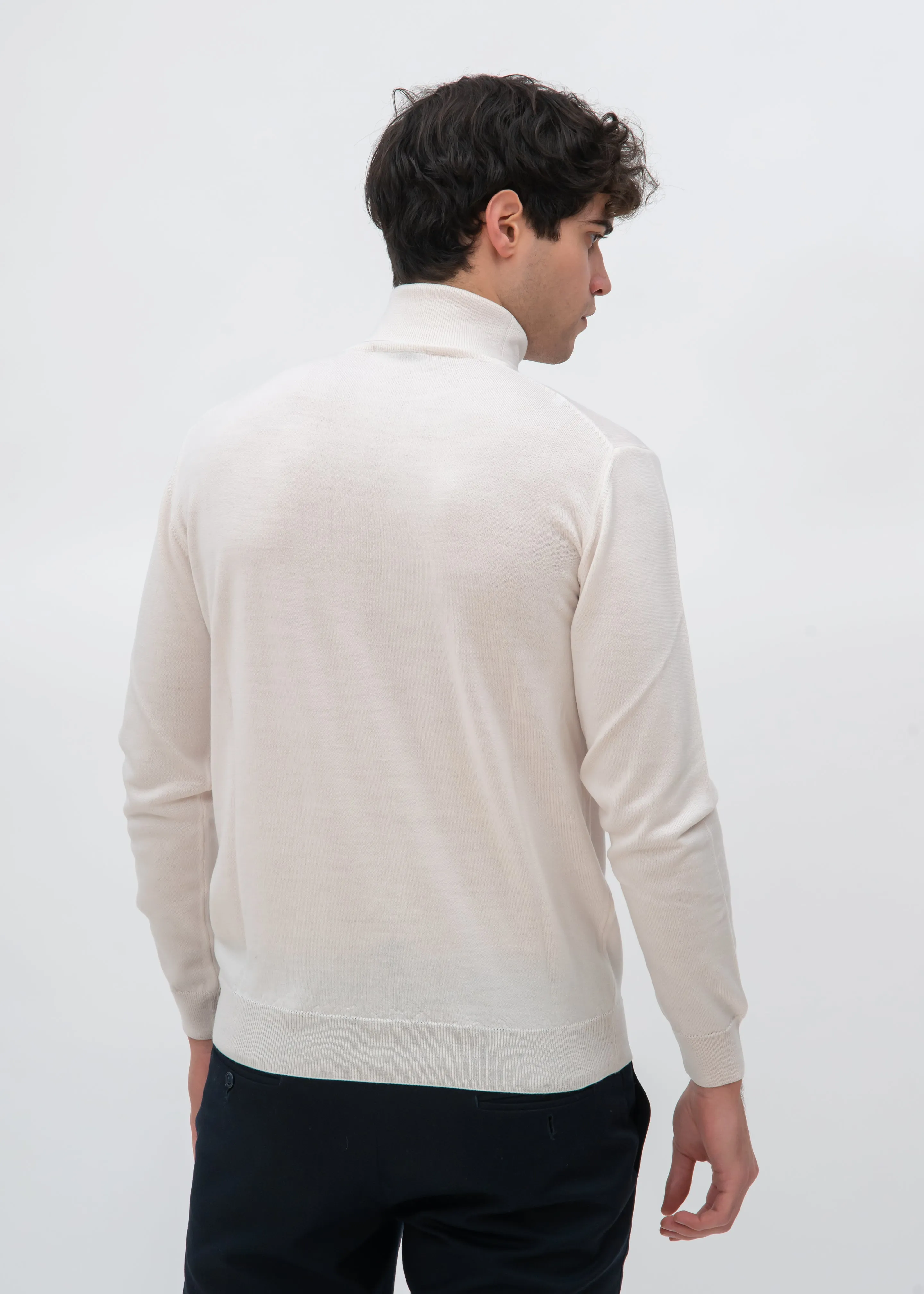 CLASSIC MERINO TURTLENECK SWEATER
