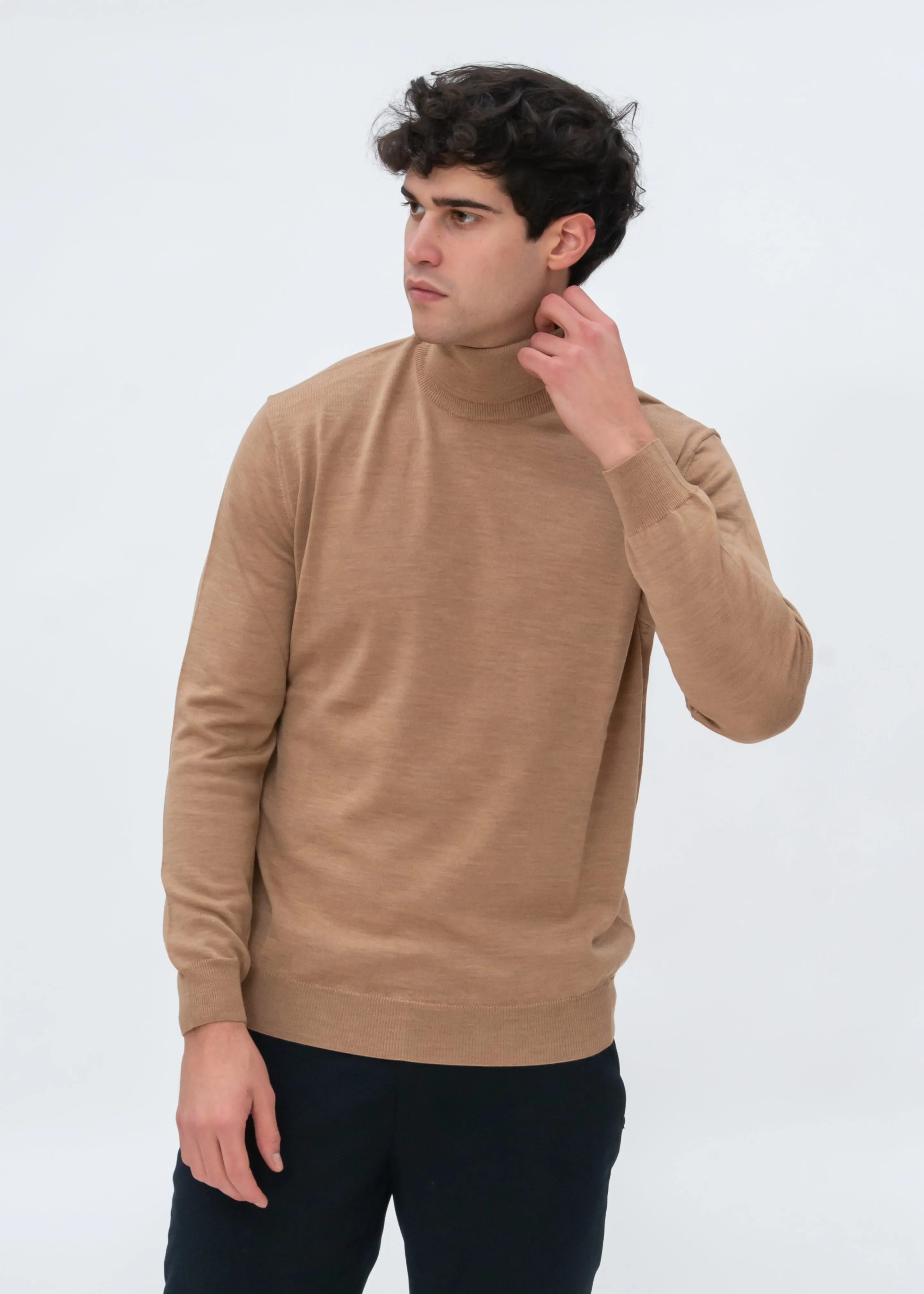 CLASSIC MERINO TURTLENECK SWEATER