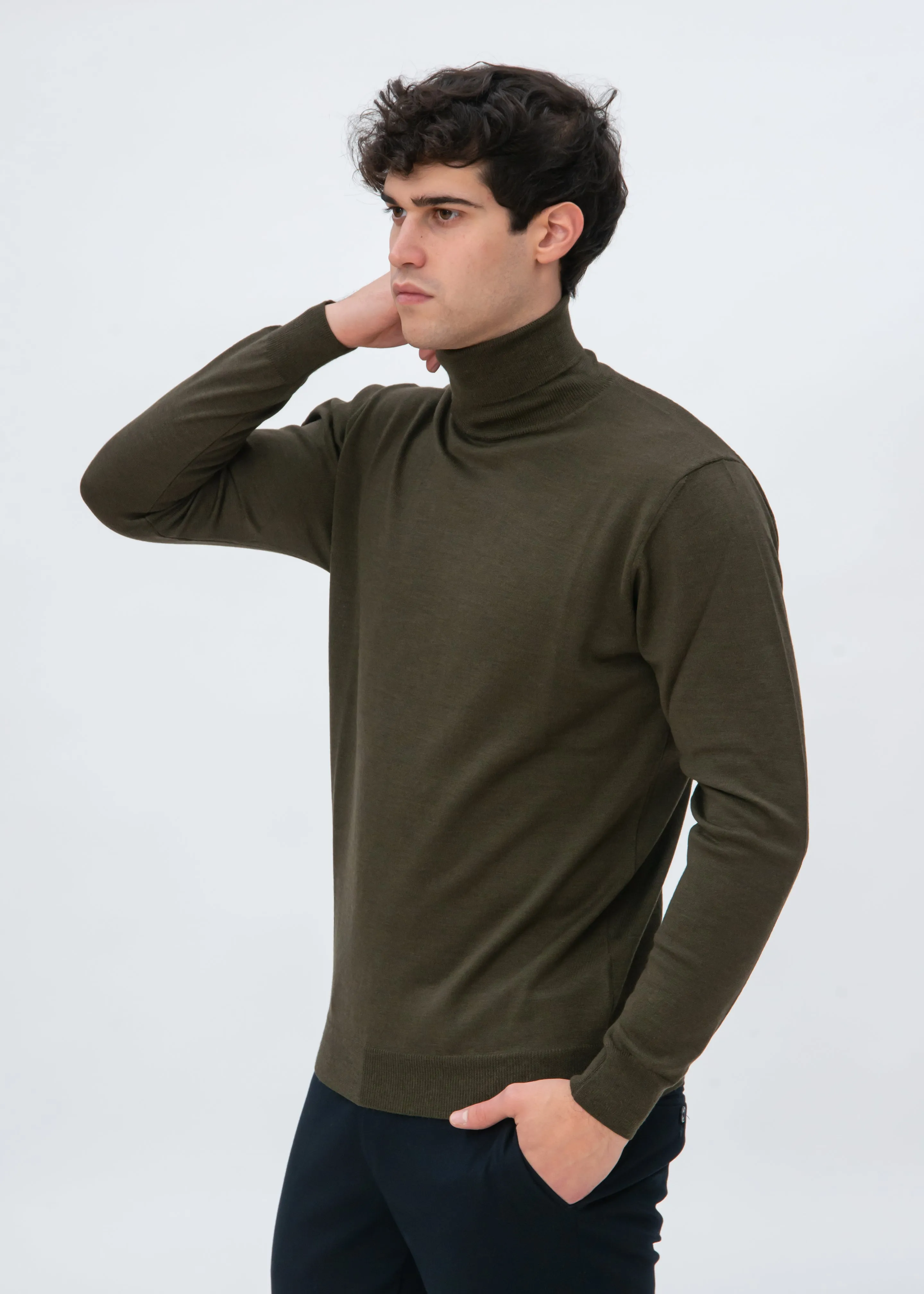 CLASSIC MERINO TURTLENECK SWEATER