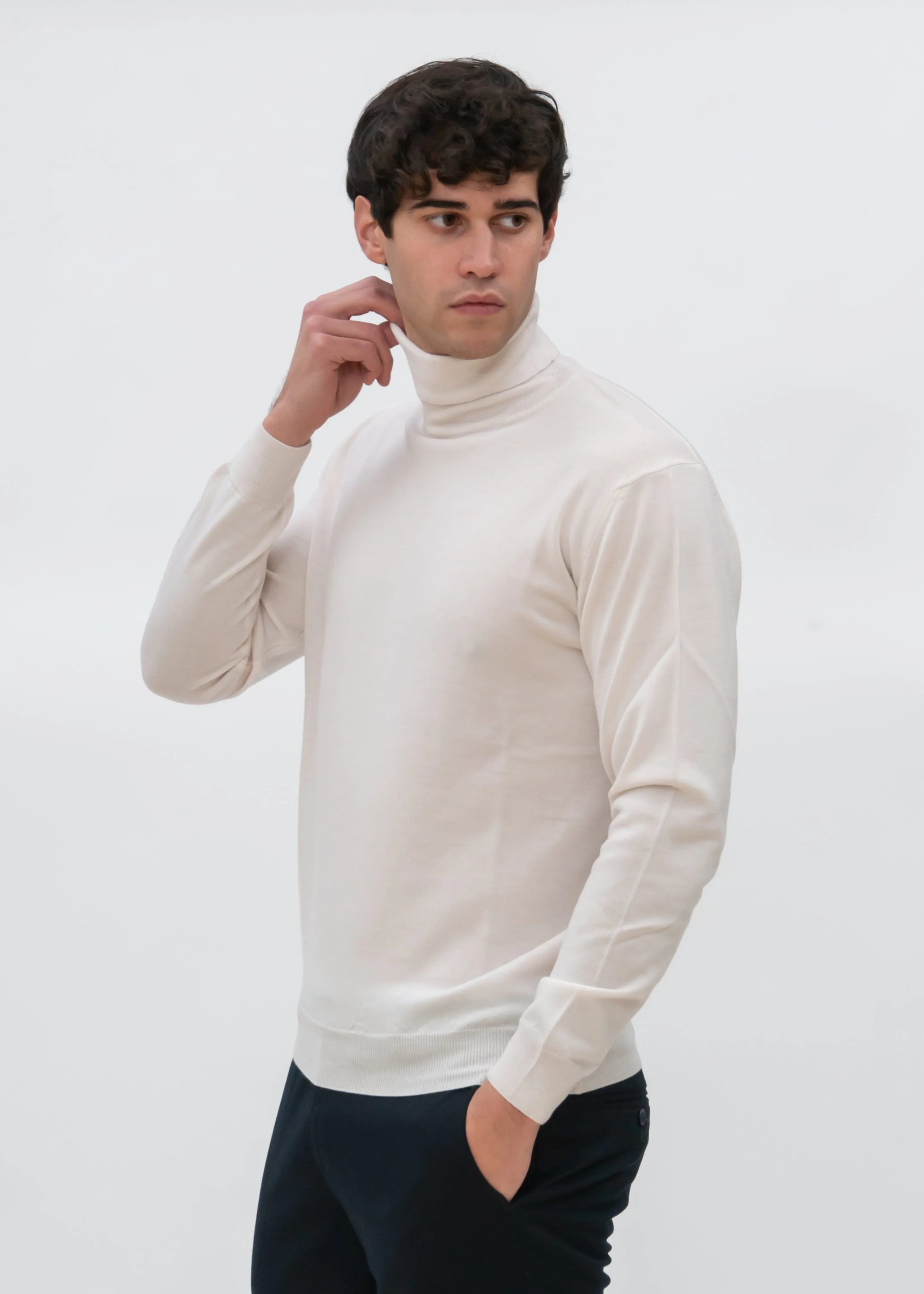 CLASSIC MERINO TURTLENECK SWEATER