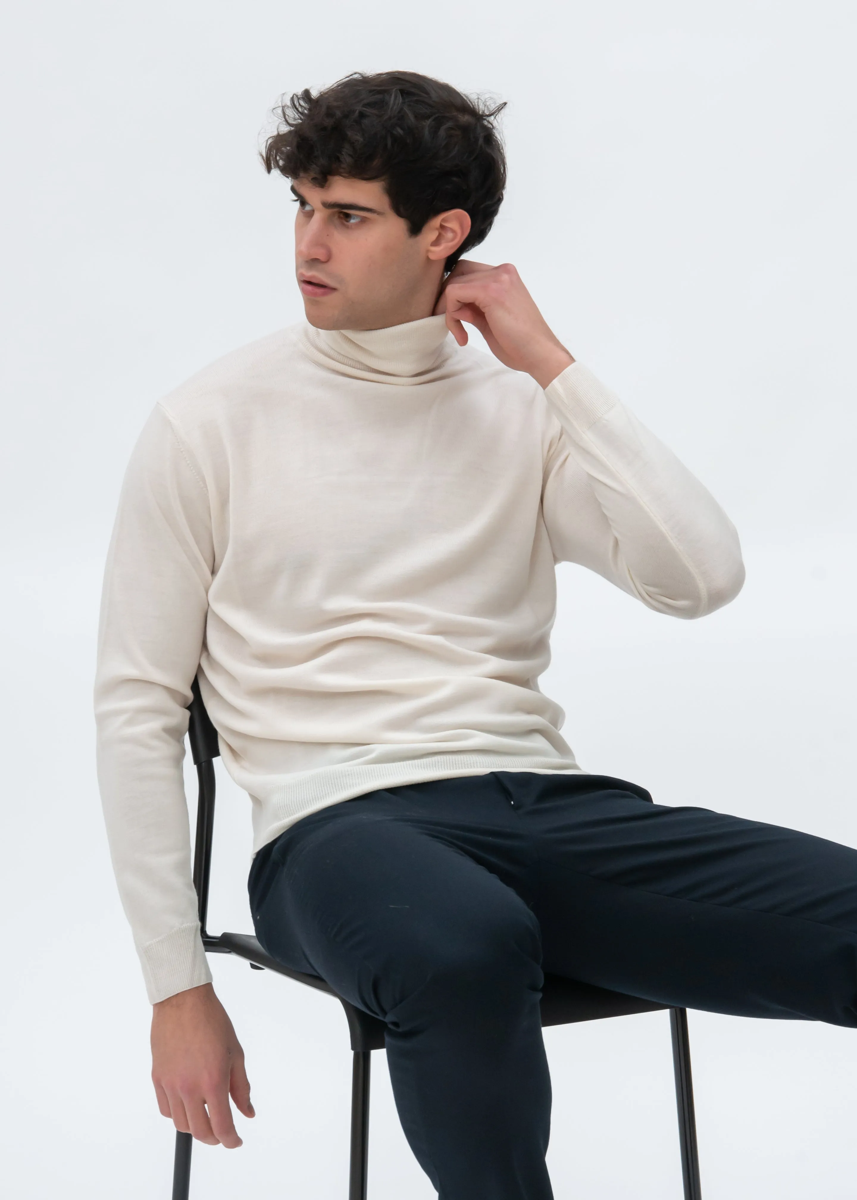 CLASSIC MERINO TURTLENECK SWEATER