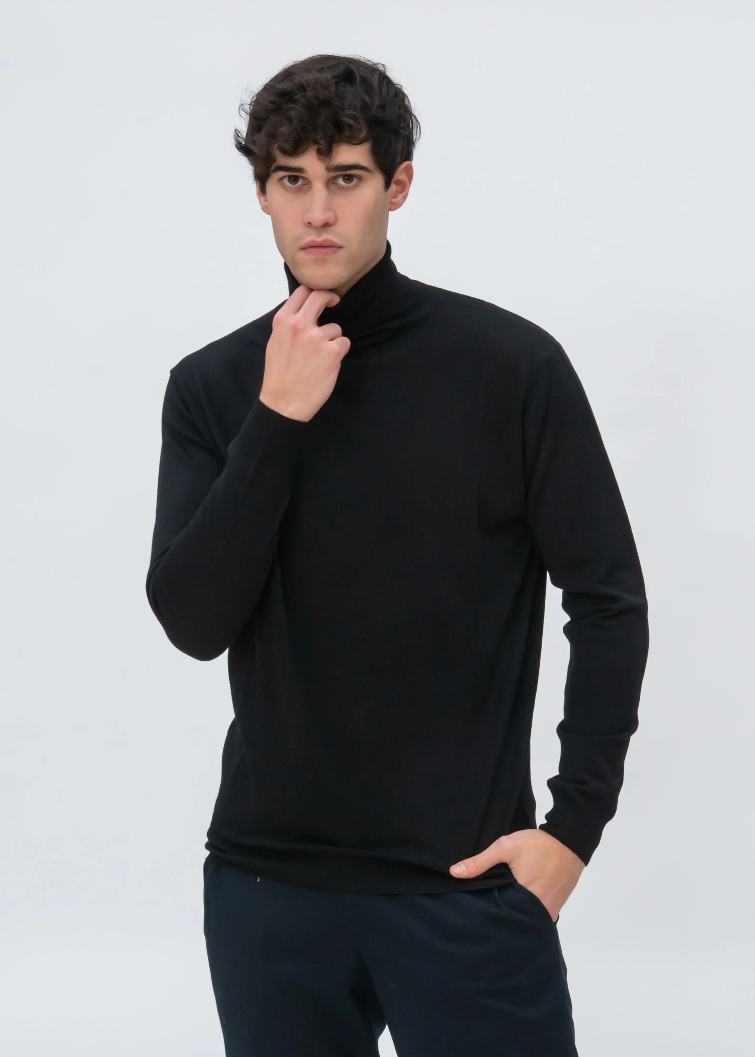 CLASSIC MERINO TURTLENECK SWEATER