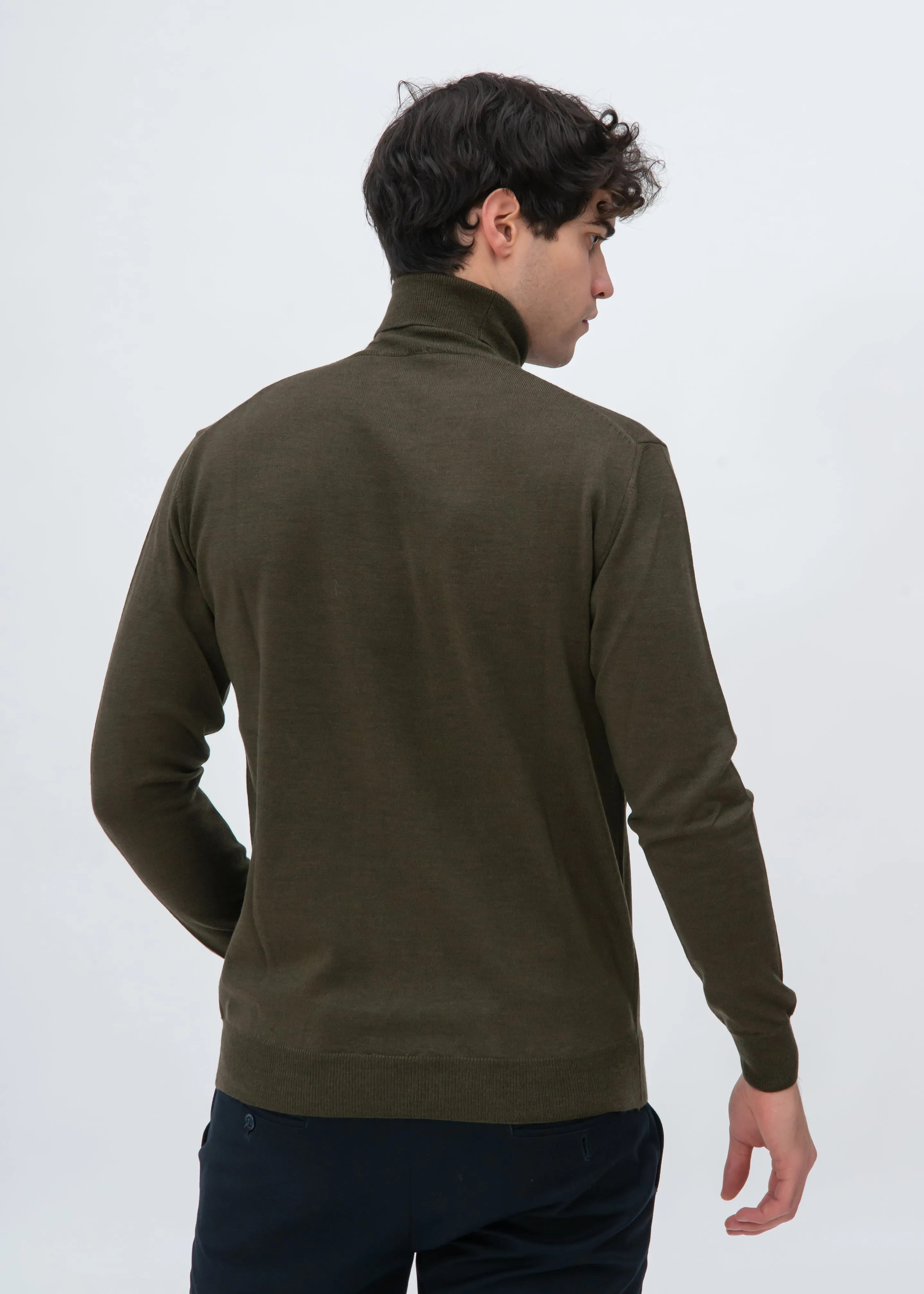 CLASSIC MERINO TURTLENECK SWEATER
