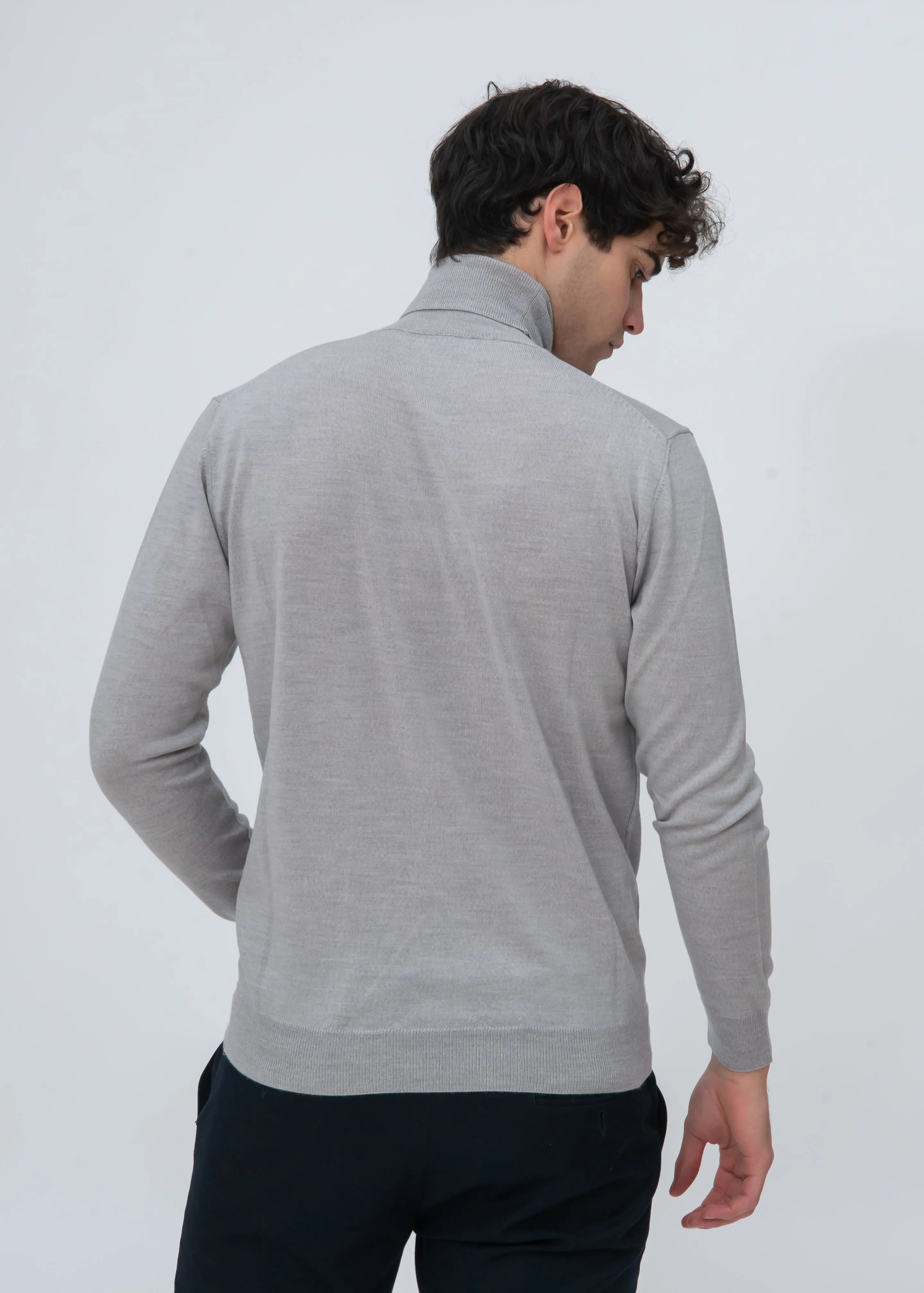 CLASSIC MERINO TURTLENECK SWEATER