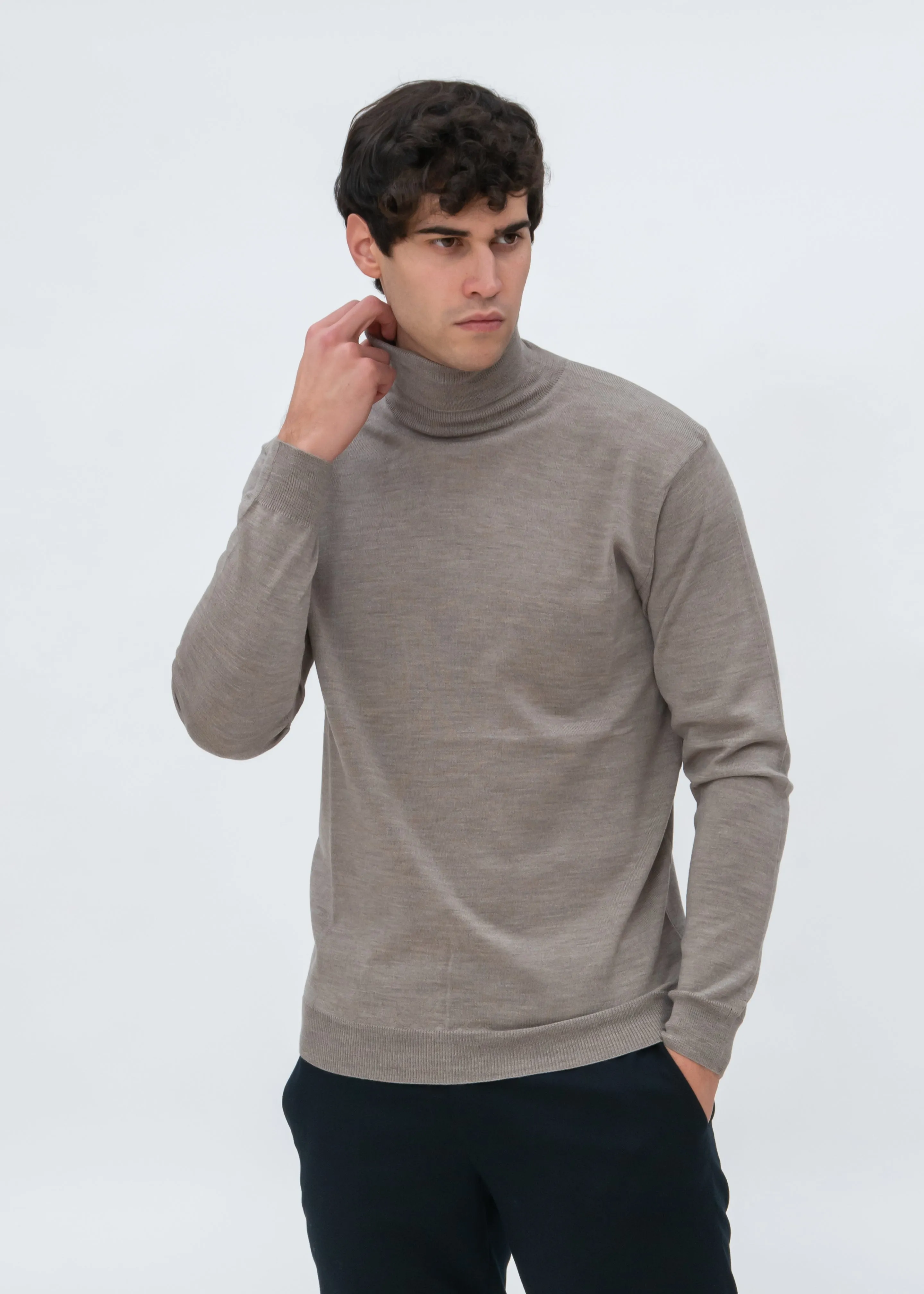 CLASSIC MERINO TURTLENECK SWEATER