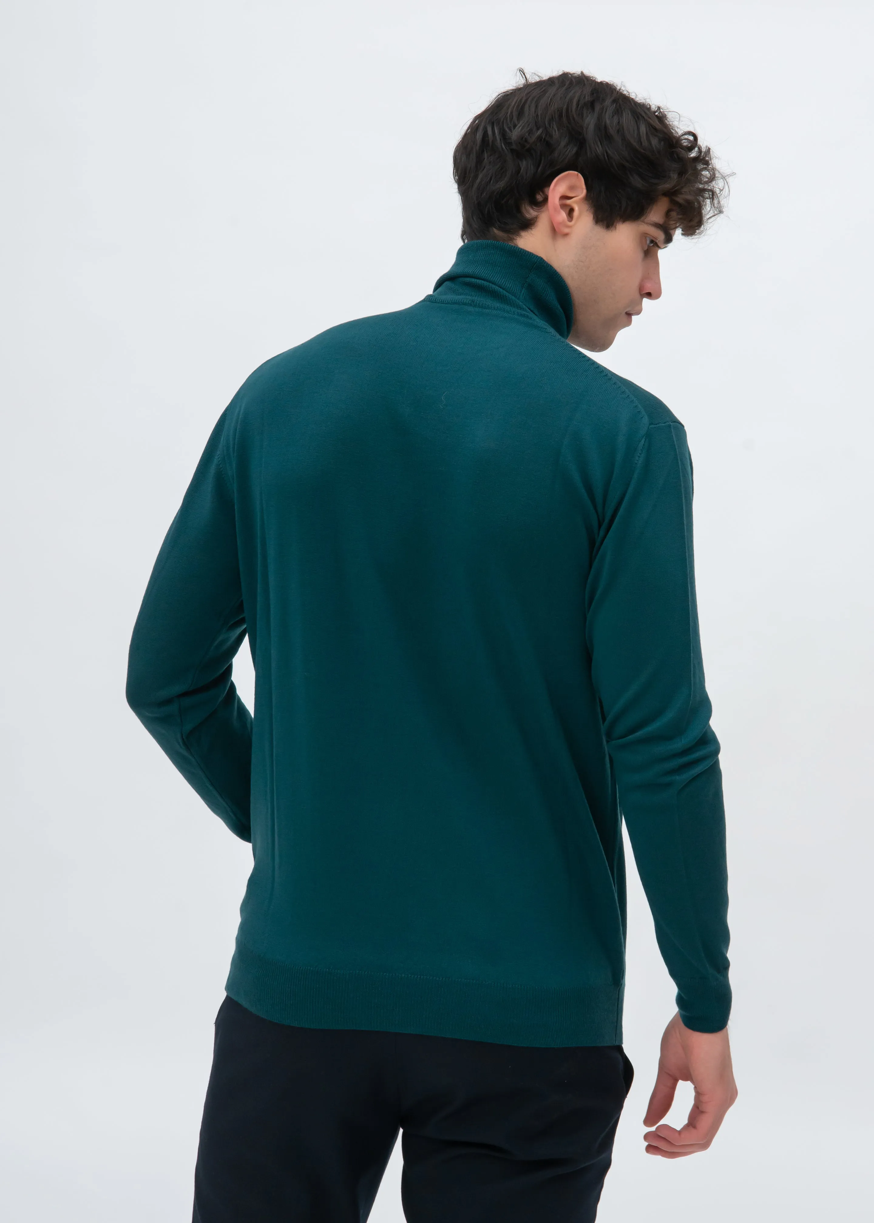 CLASSIC MERINO TURTLENECK SWEATER